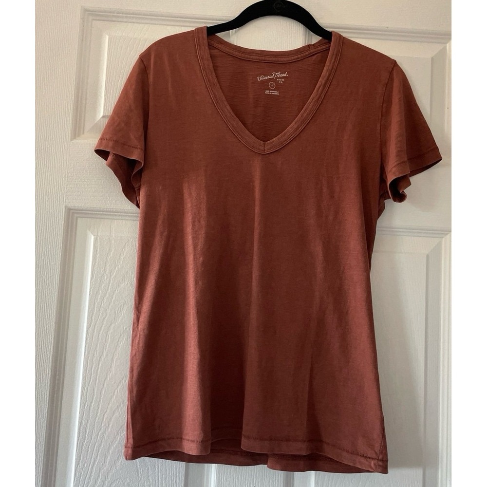 Universal Thread Women's Short Sleeve‎ V-Neck T-Shirt.